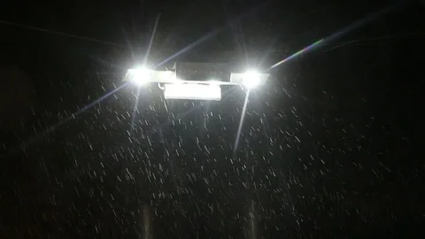 Pedestrian traffic light flashes at night Video stock 85659362