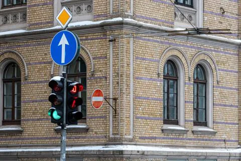 Pedestrian traffic light with a timer on the background of the building, clos Foto stock