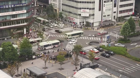 Pedestrian traffic of people crossing the intersection at Kyoto Station, Japan Видео 89842730