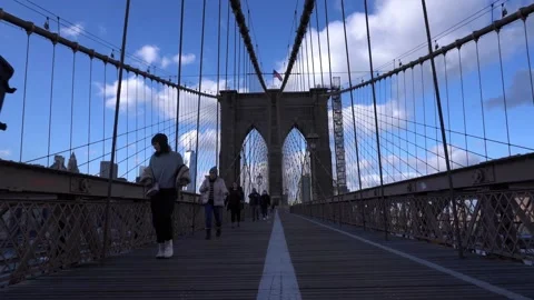 Pedestrian Walking in Brooklyn Bridge Stockbeeldmateriaal 153056405