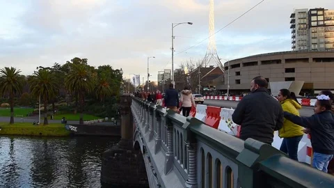 Pedestrian walking on Princes Bridge at sunset. 動画素材 78410704