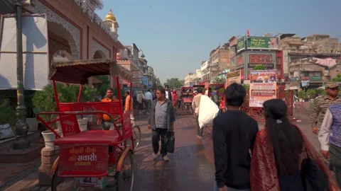 Pedestrians and cycle rickshaws moving on Chandni Chowk street in Dheli 库存影片 341109875