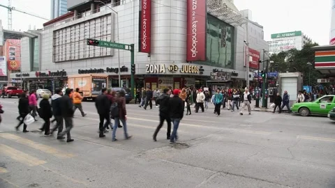 Pedestrians crossing a busy intersection Stockbeeldmateriaal 341203596