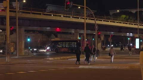 Pedestrians crossing busy intersection at night Vídeos de archivo 329592879