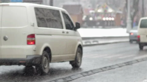 Pedestrians crossing the road in winter Video stock 59573878