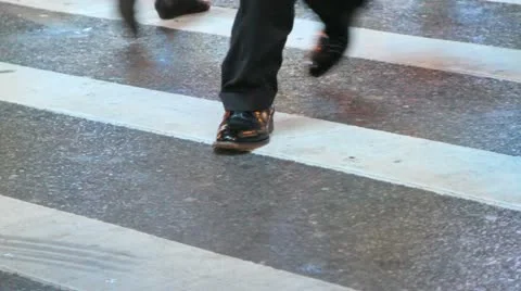 Pedestrians in a Crosswalk Видео 12096116