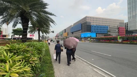 Pedestrians near MOA Complex, Pasay 4K 60fps Vidéo 338350284