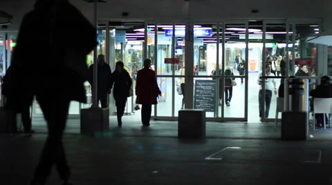 Pedestrians in night Stockbeeldmateriaal 43484457