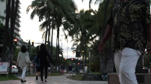 Pedestrians on sidewalk Vídeos de archivo 40713727
