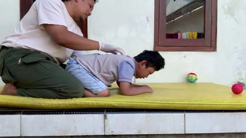 Pediatric Physiotherapy Session for child with Cerebral Palsy Rehabilitation 库存影片 339394968