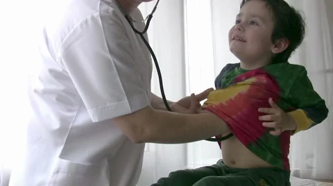 Pediatrician checking 스톡 동영상 2574428
