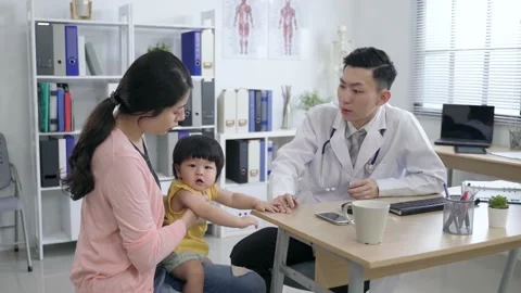 Pediatrician is observing the young child Video stock 149594751