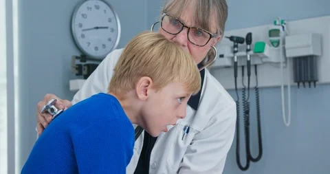Pediatrician using stethoscope to check lungs of  child patient with asthma Vídeo Stock 102756582