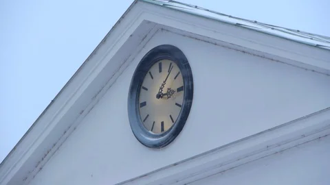 Pediment Clock On A Snowy Day Stockbeeldmateriaal 94974363