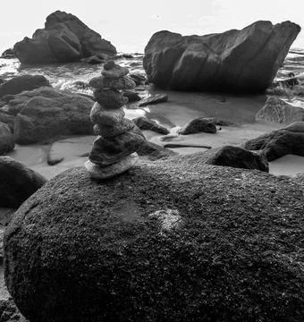 Pedra em equilíbrio no litoral norte do brasil Stock Photos