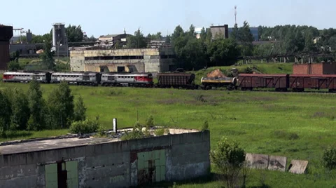 Peek behind the train Видео 39844580