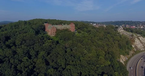Peekskill NY Hudson River mountain pan Vídeo Stock 100033394