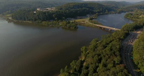 Peekskill NY Hudson River road flyover Vídeo Stock 100033782
