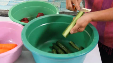 Peel cucumber 스톡 동영상 29171788