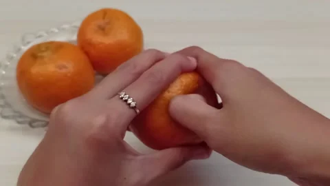 Peel the oranges by splitting them Stock Footage 139430230