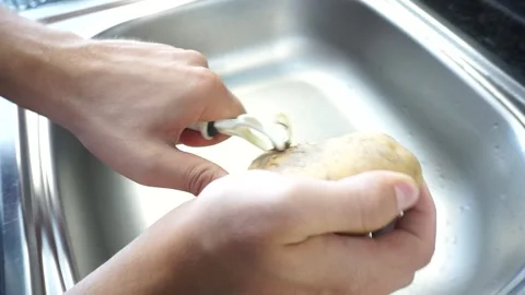To peel potatoes Video stock 257546600