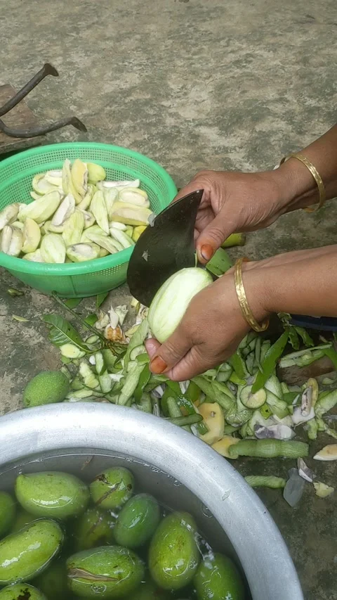 Peel off the raw mango 库存影片 183367797