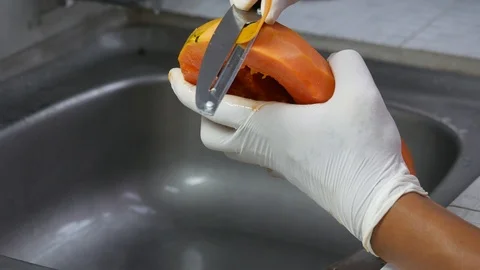 Peel the ripe papaya with a sharp knife Stock-Footage 89225207