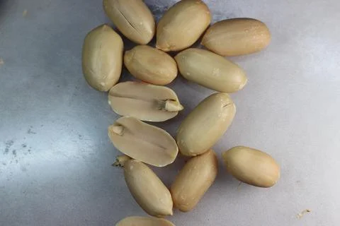 Peeled peanut with shells Stockfoto's