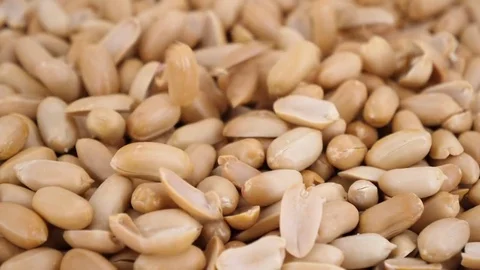 Peeled peanuts falling in slow motion Video stock 85025173