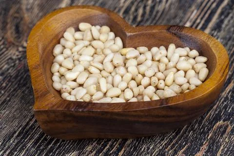 Peeled pine nuts of small size Foto stock