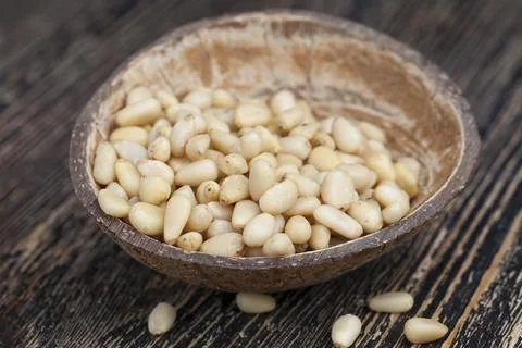 Peeled pine nuts of small size Foto stock