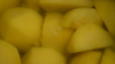 Peeled potato is being boiled Vidéo 302141714