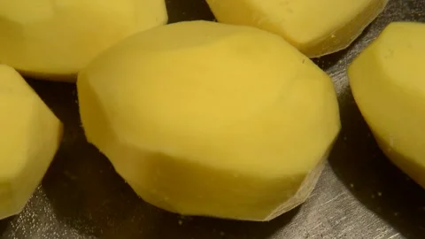 Peeled potato is being boiled Vidéo 302302593