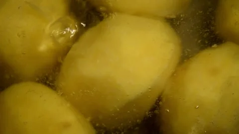 Peeled potato is being boiled Видео 302305687