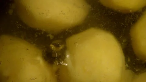 Peeled potato is being boiled 動画素材 302306130