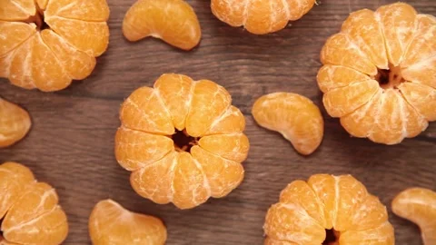 Peeled tangerines on a table 库存影片 144891701
