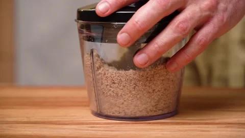 Peeled walnut is interrupted in a blender in the kitchen 库存影片 237031522