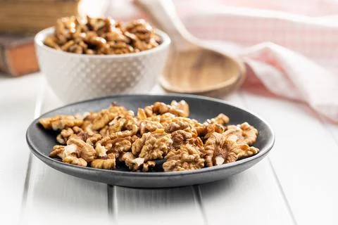 Peeled walnut kernels on plate on white table. Foto stock