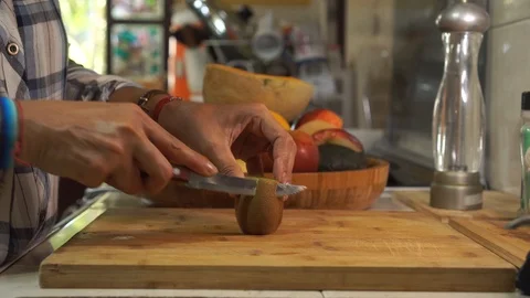 Peeling al kiwi   Stock Footage 121169041