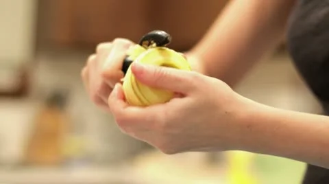 Peeling &amp;amp; Slicing Apples Видео 10317952