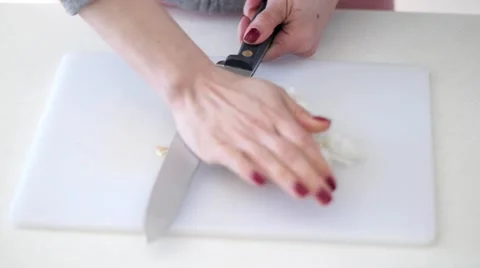 Peeling and crushing Garlic 스톡 동영상 64091441