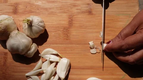 Peeling and cutting garlic 스톡 동영상 332575600