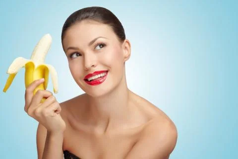 Peeling off banana. Фото