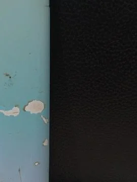 Peeling Blue Paint Wall Texture with Dark Background Foto stock