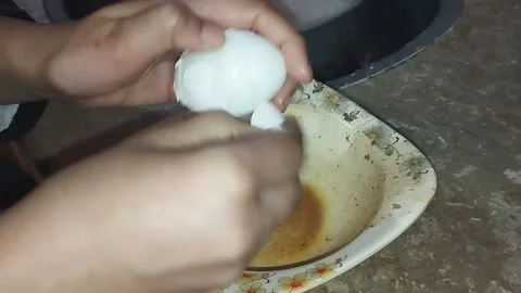 Peeling an Boiled Egg 動画素材 265141813