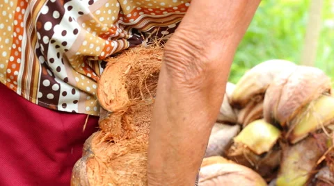 Peeling coconuts 動画素材 65775959