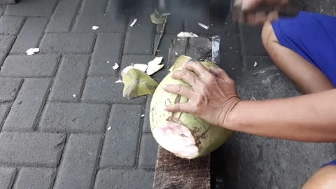 Peeling coconuts fruit with a knife Vídeos de archivo 202619071