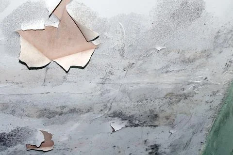 Peeling Damaged Flaking and Falling Down Paint on a Ceiling in a Damp Bathroo Foto stock