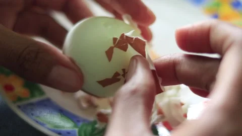 Peeling off egg membrane from a boiled egg. Stock Footage 337505032