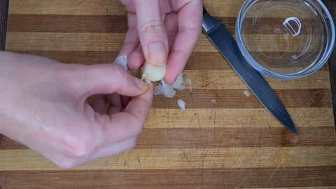 Peeling Garlic Stockbeeldmateriaal 170650568